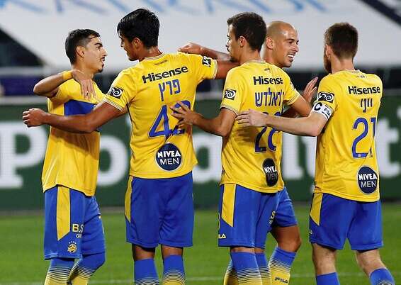 מתן חוזז חוגג את השני של מכבי // צילום: עמי שומן